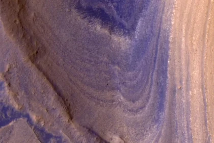 O Rover Curiosity está subindo por um terreno listrado em Marte