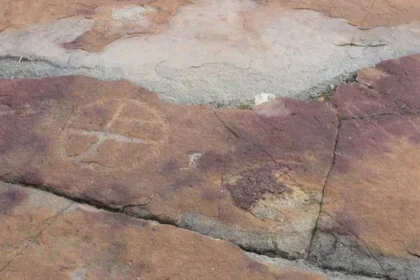 Arte rupestre descoberta entre pegadas de dinossauros no Brasil