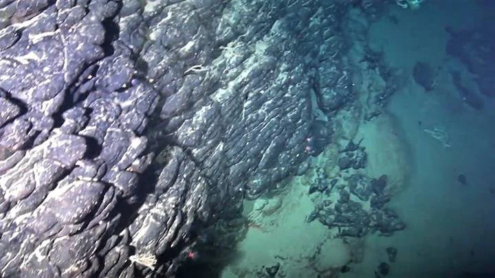 Ilha submersa é encontrada na costa do Brasil